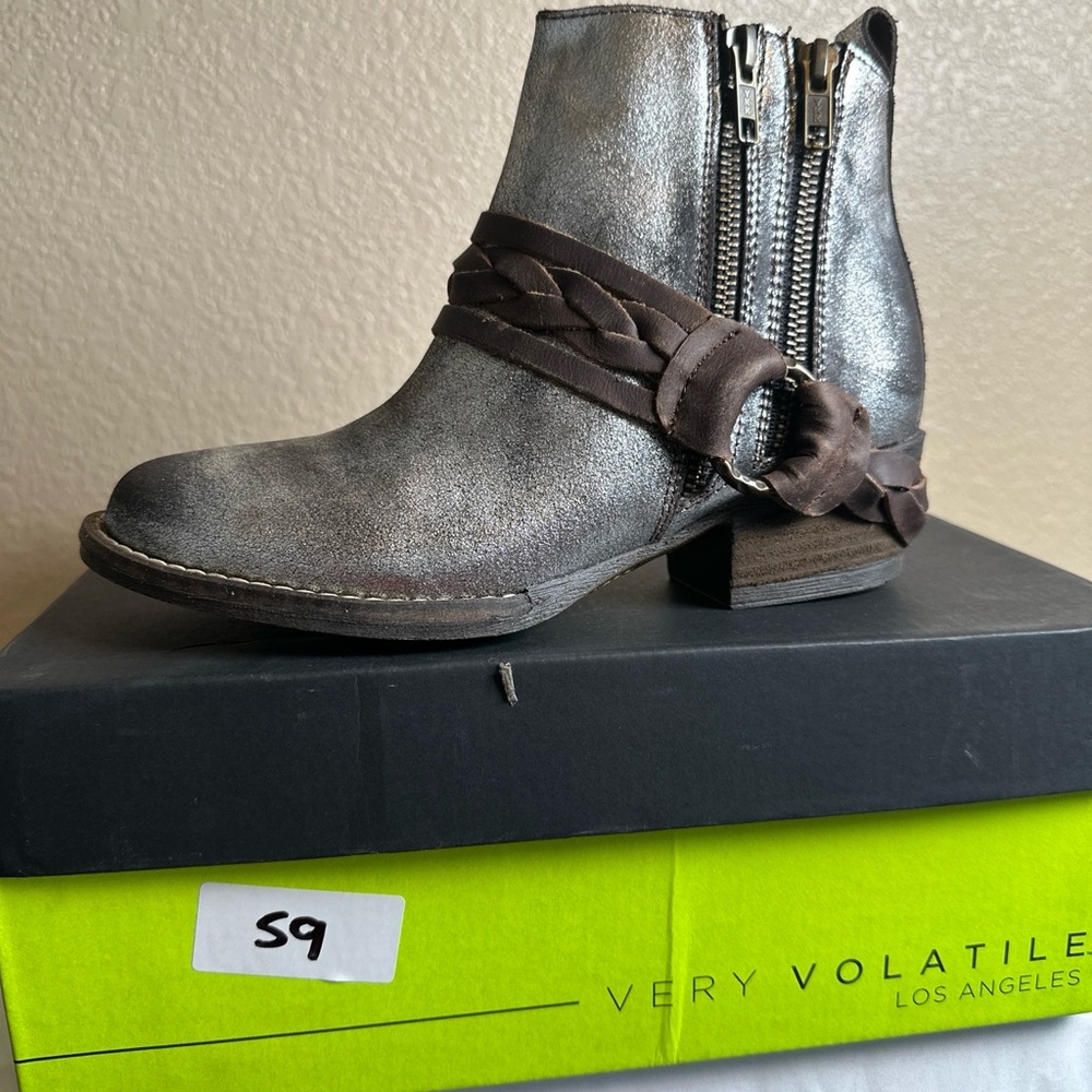 Very Volatile Women’s 6 Distressed Metallic Boho Western Ankle Bootie Leather - Picture 4 of 7